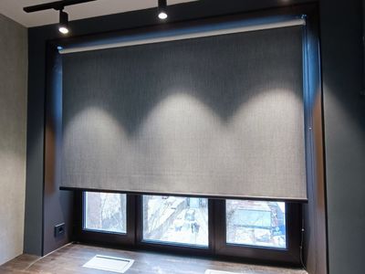 Рулонная штора с черной фурнитурой для идеального сочетания